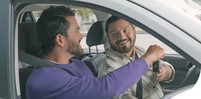 Hombres en auto